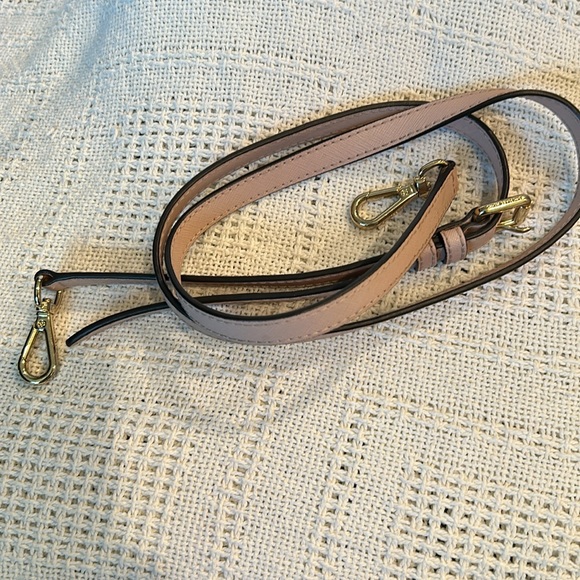 Auth Micheal Kors medium Shoulder Bag with removable and adjustable straps - Picture 8 of 11